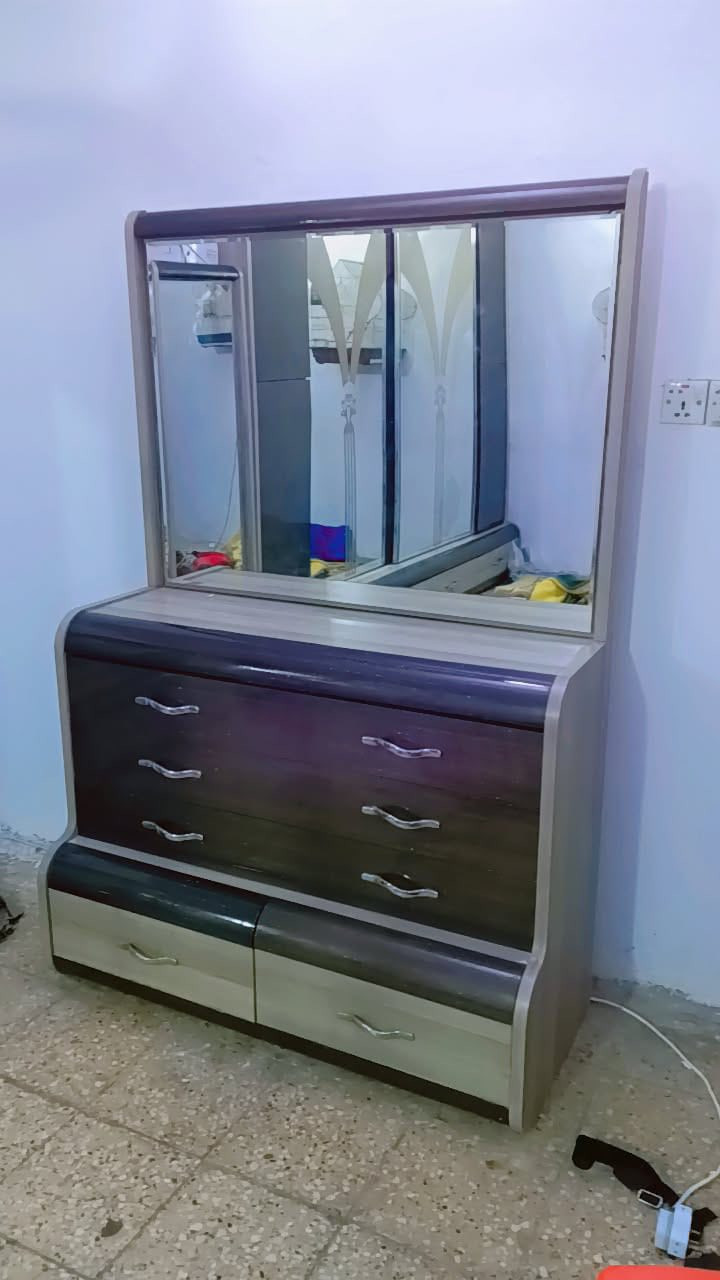 السلام عليكم اخوان كنتور طول ٤ امتار عرض ٨٠ سم وزوايه وميز مرايه للبيع خشب درجه اولى نوع ثقيل لايوجد جربايه والكومديات 
المكان بغداد 
الاستفسار ***********
