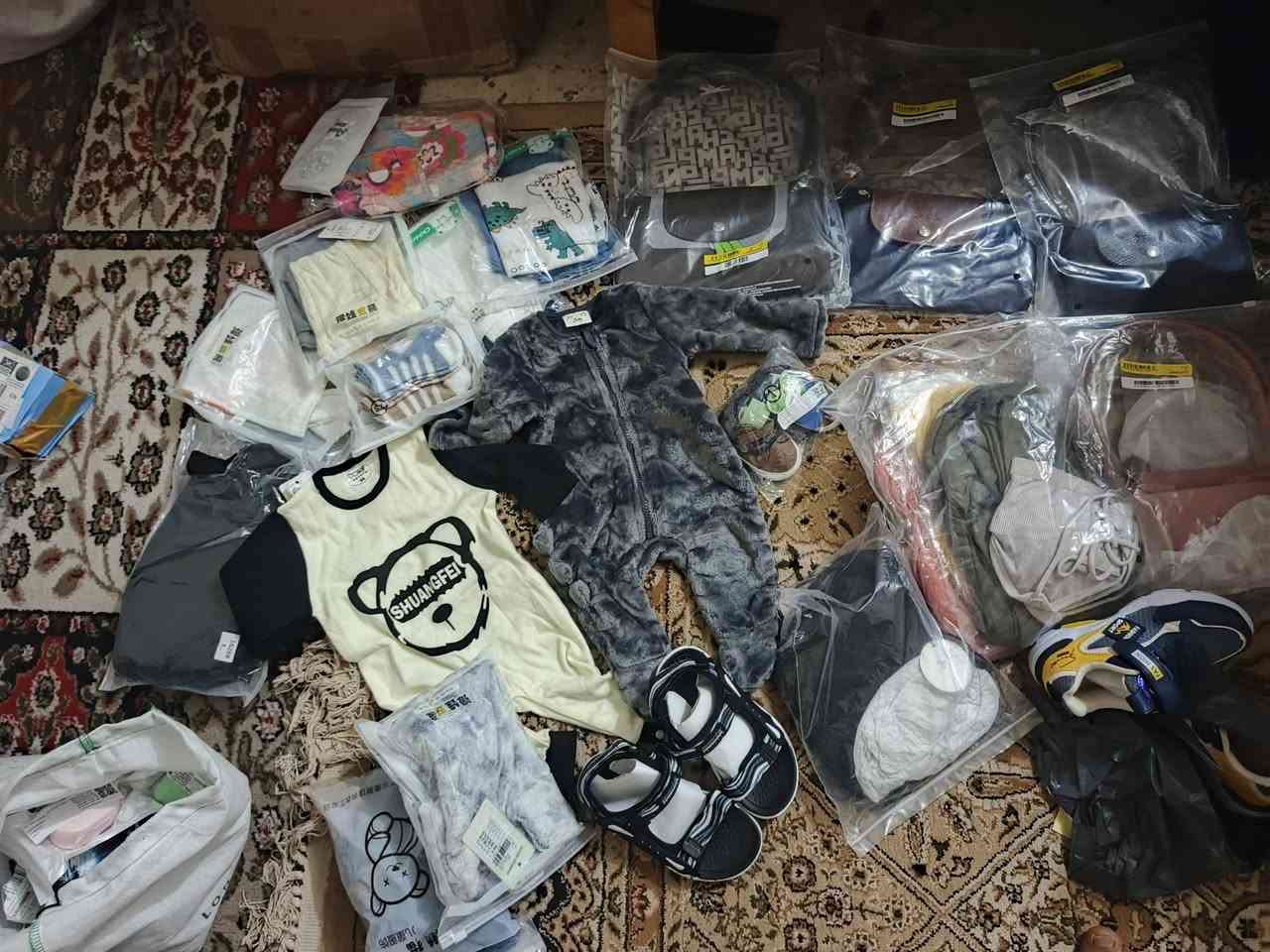 ملابس اطفال +ملابس نسائيه +جنط نسائي +احذيه اطفال +ملابس داخليه نسائيه شلع سعر قطعه 2ونص كله جديد واتساب ***********
