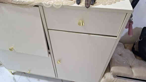 السلام وعليكم ميز تلفزيون مع مراية مع كاونتر صغير وجامة حمام السعر ١٢٥ الف ماكني عزالية رقمي ***********
