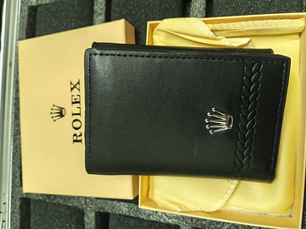 ساعه ومحفضه رولكس معه ملحقات. رولكس جي ام تي بيبسي رنك دوار عدسه تاريخ قفل فراشه محفضه جلد ماستر كوالتي ٣٥ وتوصيل مجاني اخر قطعه


**إذا كنت صاحب هذا الإعلان وتريد حذفه لأي سبب، رجاءا أرسل رسالة إلى الدعم الفني**