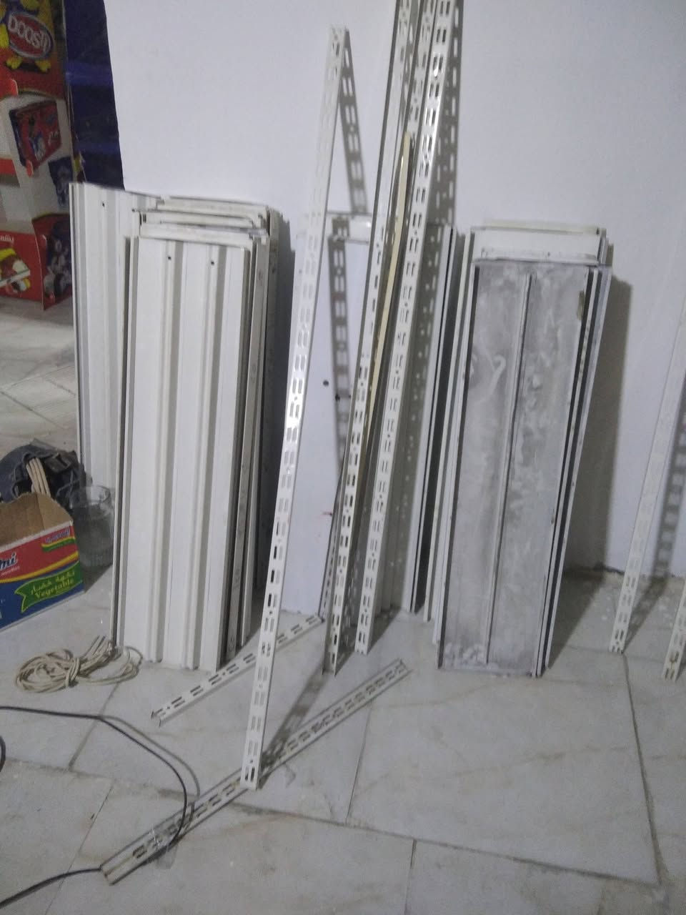 كوفه بركيه شارع المعمل شارع مستشفى البيطريه 
رفوف اسواق البيع حديد جدد مامتعوبات سعر 100 وبيهن مجال ***********
