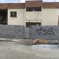 شقة للبيع طابق ارضي قريبة على السوق ومطلة على الساحة جاهزة من كهرباء و...