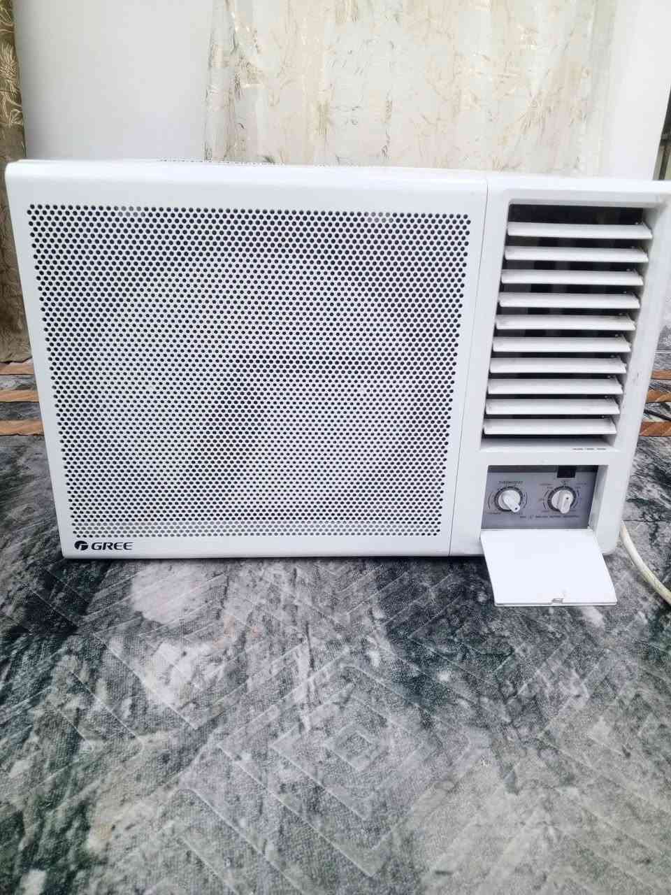 السلام عليكم مكيف 2 طن نوعيته كري الحديث استخدام قليل جداً نظافه 95٪ غازه 410 لاديتر  ثلاث سراوات من الخلف بل حقيقه احله من الصوره سعرع 250وبي مجال بسيط العنوان بغداد 
للاتصال ***********
