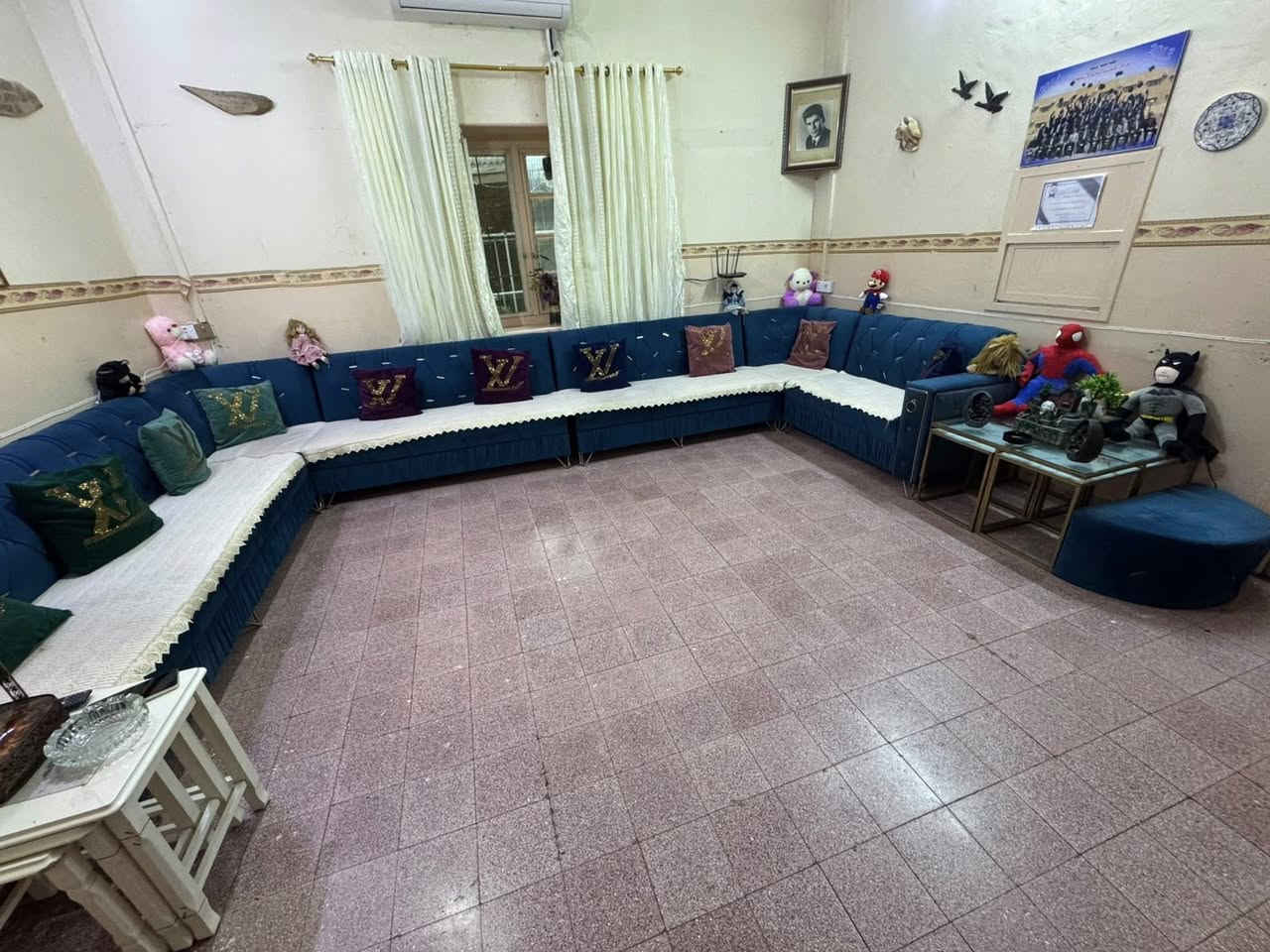 السلام عليكم
عندي طخم قنفات نظيف كلش شغل بغداد وديوان أيضاً نظيف 

وميوزه وسط زحاجية للبيع الي يريد يدخل خاص مع الشكر

ادمن وافق وفقك الله


**إذا كنت صاحب هذا الإعلان وتريد حذفه لأي سبب، رجاءا أرسل رسالة إلى الدعم الفني**