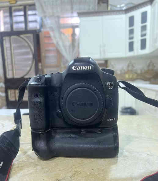 كامره كانون فايف دي مارك ثري
مكاني نجف *********** 
فقط بدي. ملحقاته كرب ثلاث بطاريات شاحنه بطاريه
