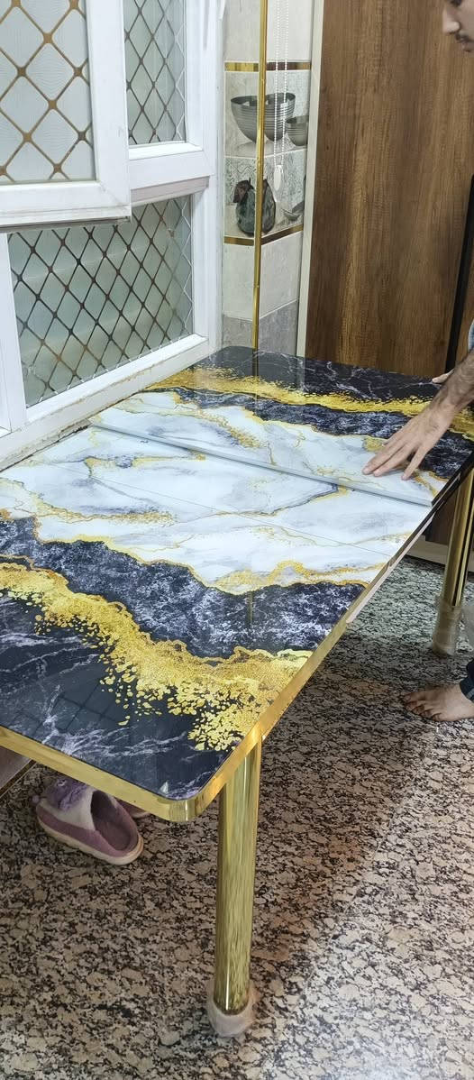 ميز طعام مع ستة كراسي للبيع أخو الجديد السعر 200 الاتصال ***********
