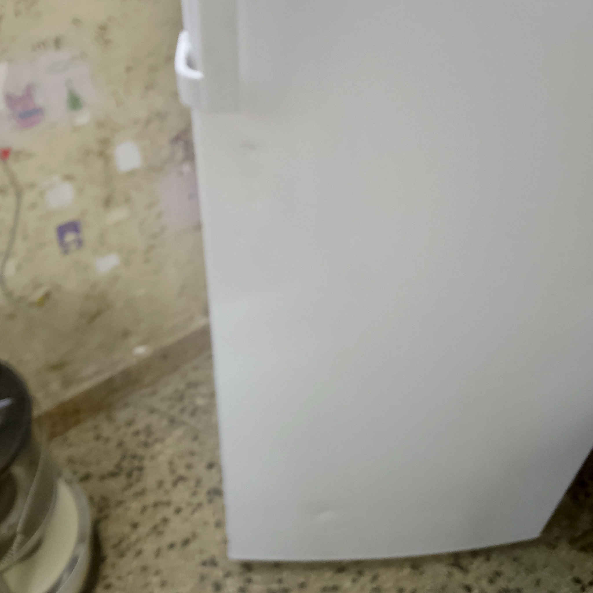 ثلاجة حجم كبير للبيع
استخدام شهر واحد فقط للأمانة جديدة جداً 
مكانها الأعظمية/السفينة للاتصال ***********
غير متواجد على الفيس
