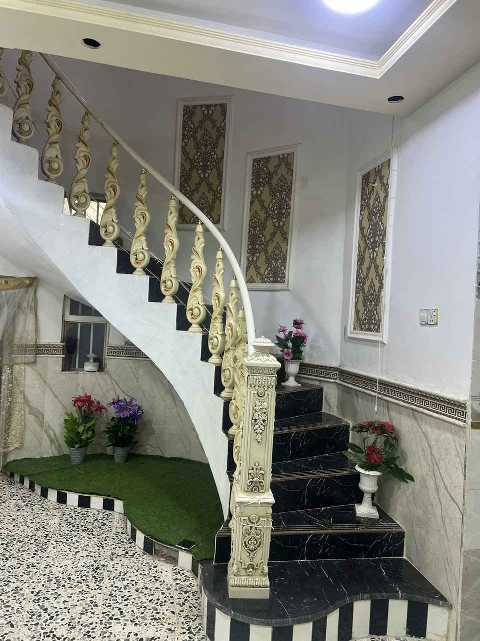 بيت زراعي قريب على شارع زمن ٢٠٠متر غرفتين وصاله ومطبخ حار وبار واستقبال ٨امتار صحيات حمامات خارجيه وداخليه ماء وكهرباء ومجاري ***********
