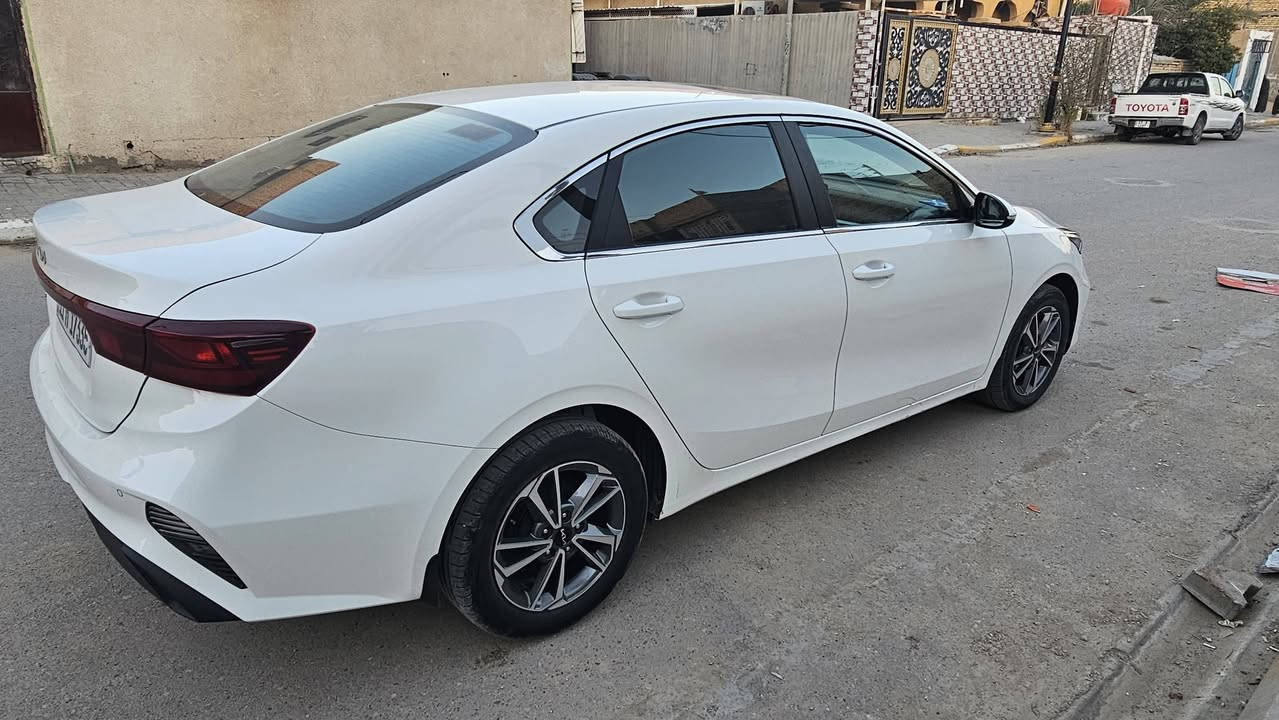 سلام عليكم 
سيارة سيراتو ٢٠٢٢ مكفولة للبيع 
محرك ١٦٠٠ ماشية ٨٠ فول موصفات
هزة جديدة بسمي السيارة 
متواجد اتصال ***********
