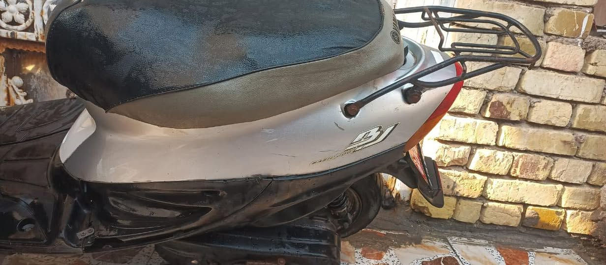 دراجة 9 زروف مكينة نظيفة وناعمة وتخبل الدراجة نقصها باتري بس الايت والاشاير والهورن شغالات 
المكان الجزيرة
رقم الهاتف /***********
