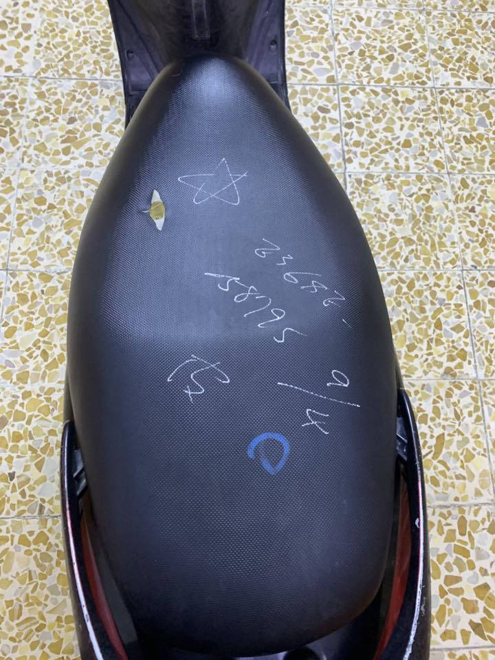 سلام عليكم

للبيع دراجة بريز رمبة ماشية 55الف دراجة وكالة ختم واحد كفر ومكينة اسم نقص مابيهة كلشي بيهة مختوم كفرات لاكسر لاشخوط مكينة متسمع صوتهة شلعة معدل كلة بلادي بريكات تاخذهة ربع مذبلهة مرايات بلادي تايرات جلاتين كابريتر بلادي وين ميعجبك افحص تجي وتشوفة اذا بيهة غير هاذة لحجي تاخذهة بلاش اسف ع اطالة 

عنواني بغداد مدينه الصدر  السعر 800 وبيهه مجال قليل انتصال وشلع عيوني 

رقمي***********
