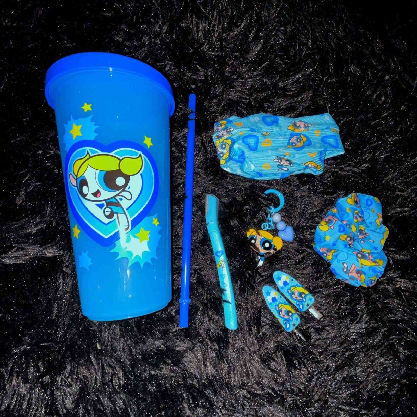 ⁨ * 🪒 شفرات: 2,000 دينار.
 * 🎀 باند شعر: 3,500 دينار.
 * 🌸 قراصة شعر: 2,000 دينار.
 * 📎 كماشات شعر (الزوج): 2,000 دينار.
 * ☕ المك (الكلاص): 10,000 دينار.
 * ⛓️ميداليا:3,500
*🚚 سعر التوصيل: 5,000 دينار.
 * 📞 للحجز والاستفسار: ***********
