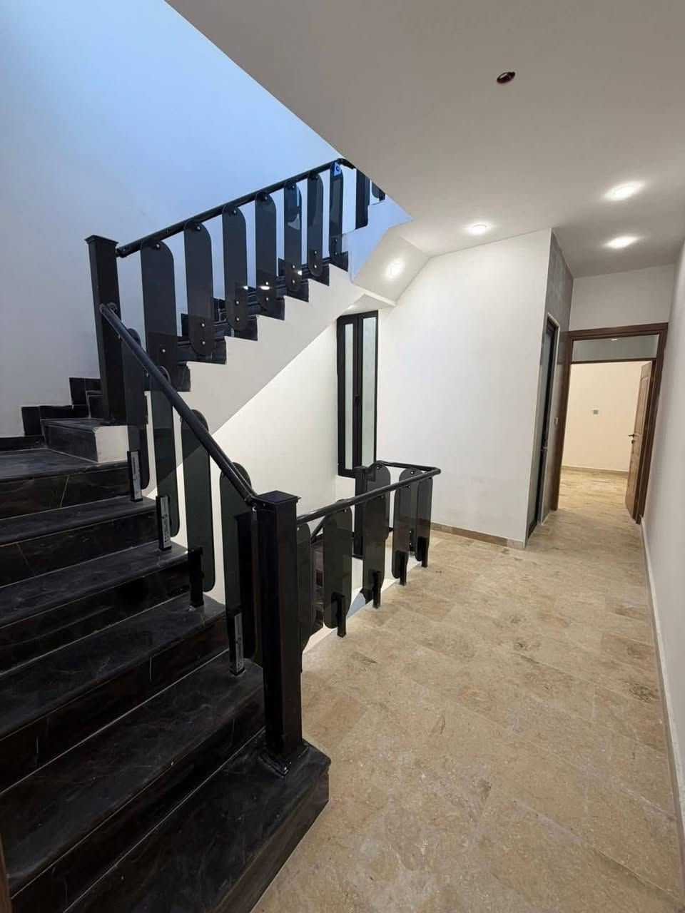 #دارللبيع

المساحة 54م واجهه 4م نزال 14م

واقع حال56م مع تشجير 

الغزالية مدير الامن شارع قاسم نافورة على سايدين بعرض 30م

يحتوي على :

غرف نوم 3

صحيات عدد 2

صالة

مطبخ

كراج +حديقة

للاستفسار الاتصال 
***********
