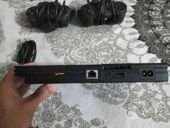 بلي 2 كامل ملحقاتة جوستك عدد2
فلاش حجم 32كيكا يحتوي ع 50لعبة اغلبهن قويات
نضيف الجهاز حته كارتونتة موجودة 
السعر 50وبي مجال مكاني الصدر الأول شارع طيبة للاستفسار *********** توصيل مجاني للمركز
