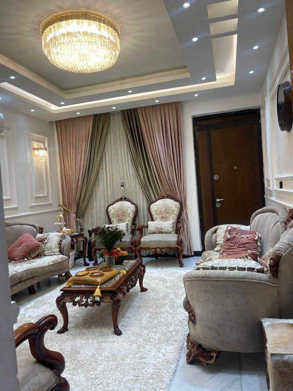 الكهرباء خصخصه مجهز بالسبالت
دار للايجار التجاري او السكني 
ساحه بيروت قرب مطعم الابتسام 
مساحه ١٢٠ متر مربع 
واجهه ٨ نزال ١٥ 
الطابق الاول 
استقبال . مطبخ حار ومطبخ بارد. هول . غرفه نوم . حمام . طرمه . حديقه خارجيه صغيره 

الطابق الثاني 
٣ غرف نوم كبيره . هول . حمام . ممر 

الطابق الثالث 
سويت ( غرفه نوم وحمام وهول ) وسطح 

واجهه مرمر 
ارضيه مرمر
للاستفسار *********** بغداد, العراق
