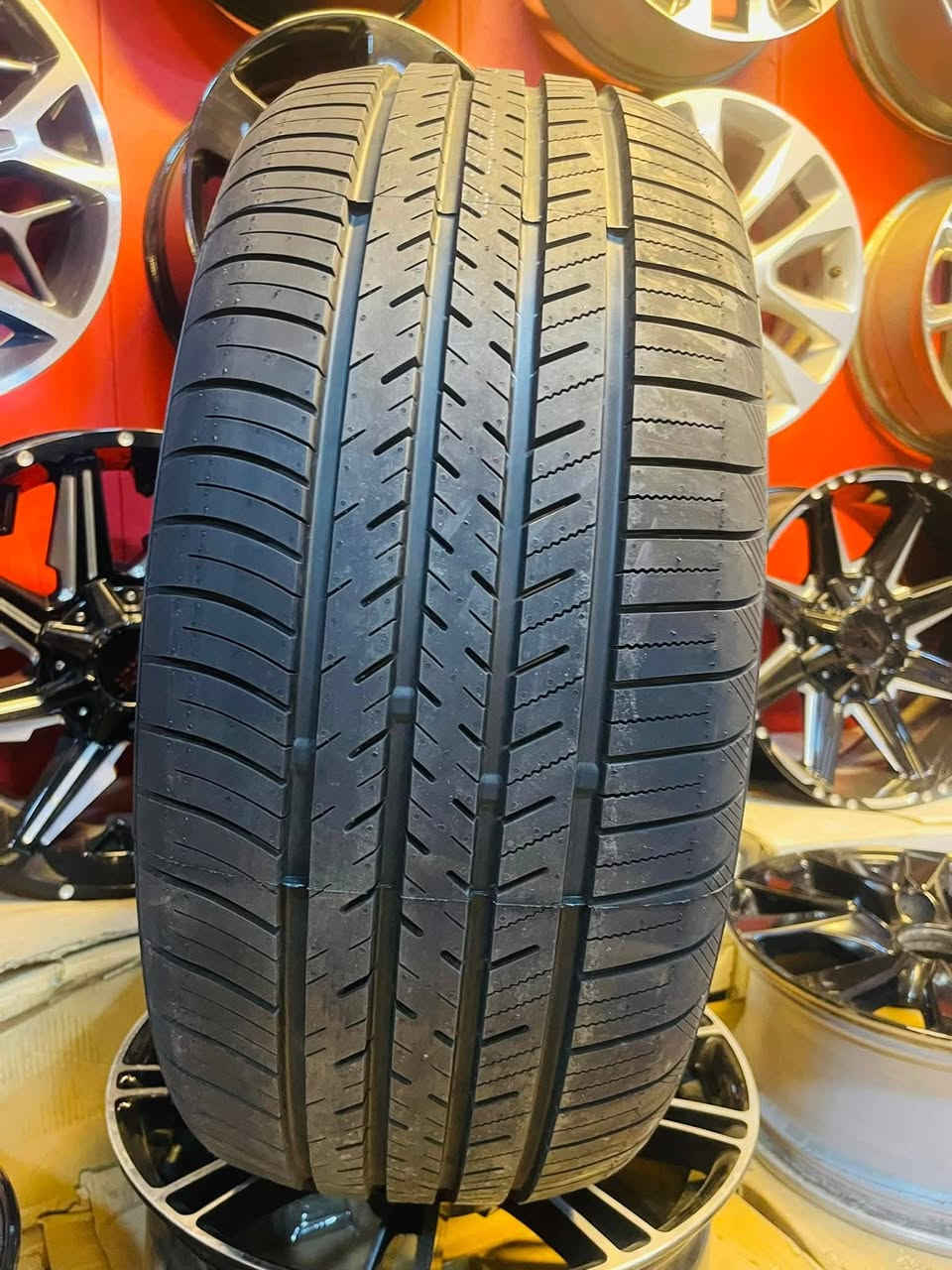 السلام عليكم  تايرات اطلس
 انتاج 26
 تايلندي اصلي بيهن اكثر من نقشه
قياس المتوفره للجارجر و جالنجر 
235 55 18 
235 60 18 
245 45 20 
255 45 20
275 40 20 
295 40 20
احمد ورمزي شارع فلسطين 
احمد ورمزي مجمع المشن 
جمله ومفرد 
***********
***********
