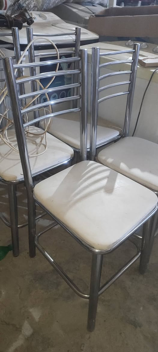 كراسي ستيل عدد 4 نضافه فول اخو الجديد.... مجمع الحوراء قرب باب علوة المخضر...***********

