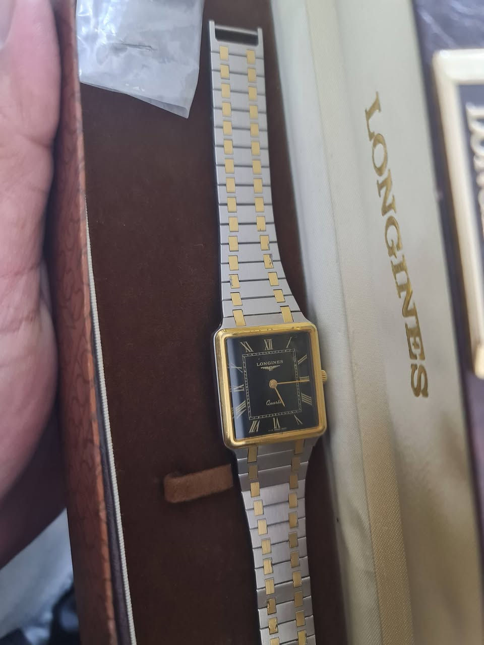 لونجين كوارتز نظافة ٩٩% سير كامل وبكامل مرفقاتها علبه داخليه وخارجيه واوراق


**إذا كنت صاحب هذا الإعلان وتريد حذفه لأي سبب، رجاءا أرسل رسالة إلى الدعم الفني**