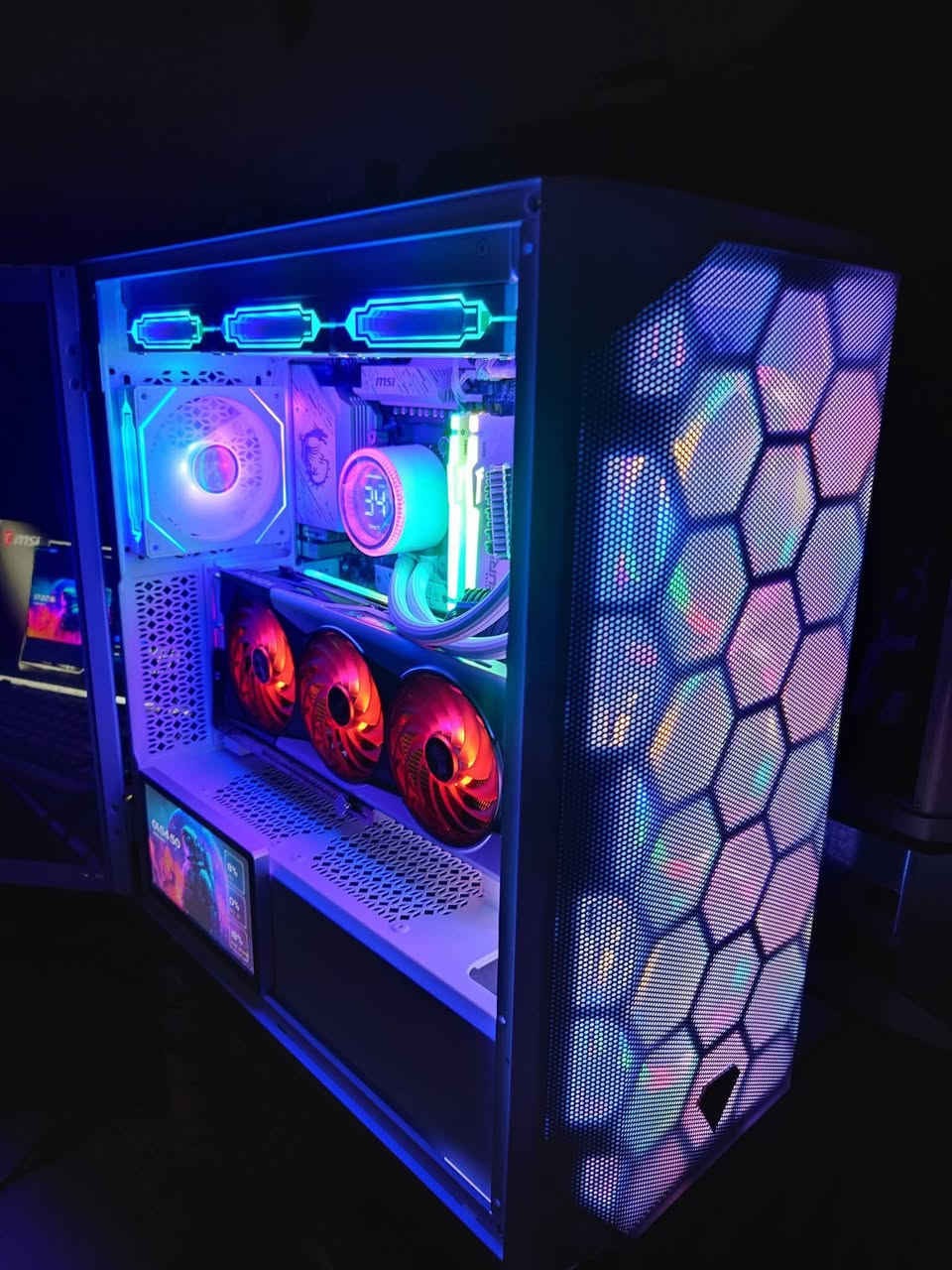 pc gaming كل قطع جديدة 
ضمان على كل القطع 6 اشهر 
السعر مليونين و 300 

CPU: Ryzen 5 9600x tray NEW
 
MB: msi B650m gaming plus wifi6 NEW

Gpu:  rx 6900 xt nitro+ special edition used 

RAM: Kingston fury 2x16 32G  5200hz NEW

Ssd nvme: mass gaming 1T NEW

Pw: Aorus AP750Gm full modular Gold   80plus NEW

Cpucooler: lovingcool 360 liquid cooler degtel display A-RGB NEW

Display 7in ips touch NEW

 Pci extension black 24+16pin NEW

Pci4 extension white NEW

Case: mass gaming 05 8 FAN A-RGB NEW 

Os: windows 11 pro


**إذا كنت صاحب هذا الإعلان وتريد حذفه لأي سبب، رجاءا أرسل رسالة إلى الدعم الفني**
