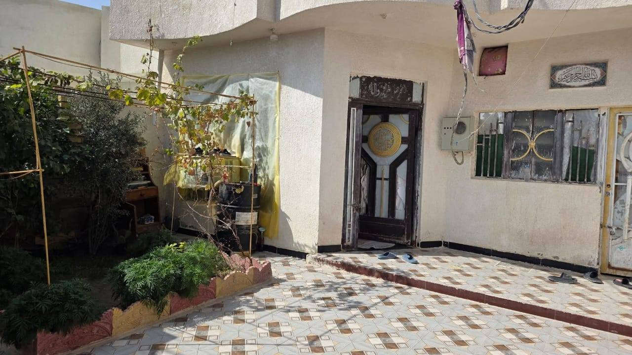 سلام عليكم دار للبيع كوت حي الحكيم نزلت زرزور بناء نص طابوك ونص بلوك مساحة 155م مرقم من قبل البلديه يتكون من غرفتين نوم مطبخ استقبال هول السعر المطلوب 40وبيه مجال للشراي خدمات كامله ماي كهرباء مدارس مجاري لستفسار مراجعه دلالية حسن البيضاني موبايل ***********
