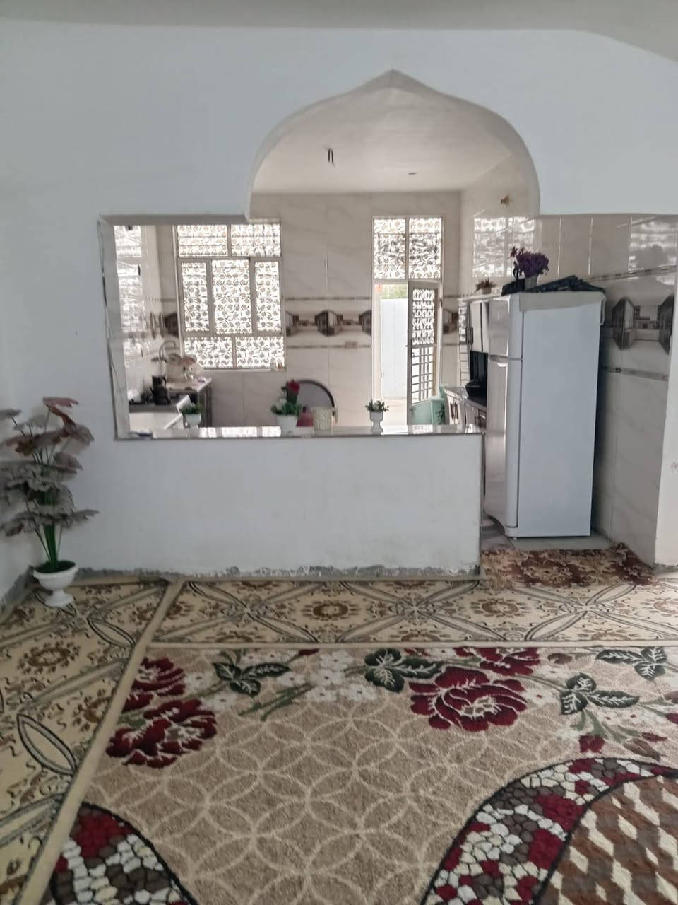 بيت للبيع قرب المتنبي يحتوى على ثلاث غرف نوم واستقبال ومطبخ وطرمه ومجمع صحيات خارجي ***********
