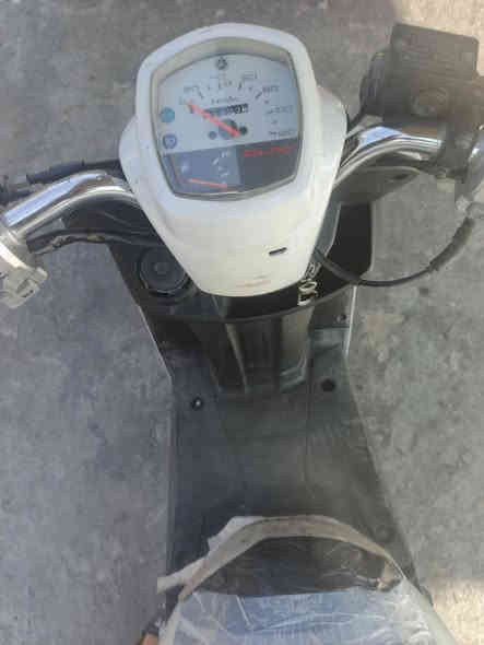 السلام عليكم
دراجه للبيع بوليس 120 
لون ابيض داخل اسود كلشي بلادي
اشاير ودبل اشاره شغال
دشبول شغال
كهربايات الدراجه شغاله سلف هندر شغال
دراجه كلها على بلادي 
السعر 500 وبيها مجال 
عنواني بغداد الشعله 
رقمي ***********
