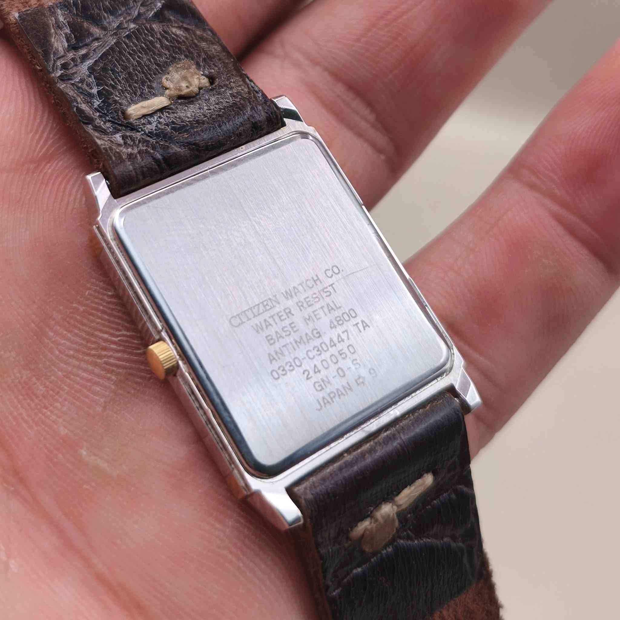 ▪️CITIZEN  EXCEED
ألى عُشاق التميُز 
ستزن أكسسيد من الاصدارات الاكثر شُهره 
حالة الساعة : 98%
تعمل بنظام الكوارتز الدقيق 
سير الساعة جلد طبيعي 
أكسسوار السير مُختم [EXCEED] 
الساعة مُقاومه لرذاذ الماء 
مُقاومه للمغنطه الى حد 4800
رقم الموديل : 0330-C30447 TA 
رقم التسلسلي الخاص بالساعة : 240050
كود التصنيع : GN-0-S
الصنع : JAPAN 🎌
الابعاد : 25*35 mm
الماكنه مُختمه citizen
تحتوي الماكنه على 7 احجار
سعر الساعة داخل موقع LONG'S FINE [340$]


**إذا كنت صاحب هذا الإعلان وتريد حذفه لأي سبب، رجاءا أرسل رسالة إلى الدعم الفني**