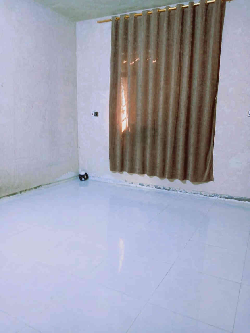 بيت مساحه ٢٠٠م واجهة ١٠ ونزال ٢٠بناء ٢٣ طابو زراعي سند ٢٥ وبي وصل معاملة تحويل جنس عقار 
محولة انترنت  المشروع الوطني مقابل الباب بالضبط وعن قريب محولة تنشد بالركن 
 البيت في ابي غرق شارع الامام حي السلام قطع هيثم الجبوري ثالث فرع ثاني بيت بعد الركن 
محتويات البيت غرفتين نوم الاثنين نفس القياس 4*4ونص وصالة مساحتها 5*8 واستقبال 5*6 ومطبخ 4ونص*4ونص  البيت مثل ما مبين بالصور بي نواقص   والدرج الواجهه موجودة والازارة 10سم أيضا موجودة  
نواقصه
بوب وأرضية كراج وواجهه والسطح فقط مزفت ينباع بنواقصه ياااريت فقط الشراي يتفضل يراسل أما الدلالة والي يجي يسولف بالنواقص ليجي افضل 
السعر 85 وبي مجال بسيط
80 ما ابيع اخوان بلا احراجات بارك الله بيكم
رقمي ***********
