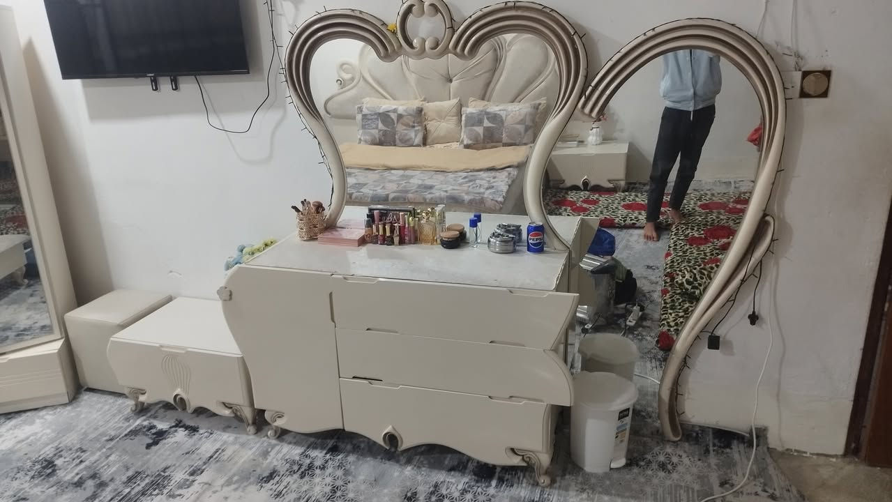 سلام عليكم غرفت نوم حيل نضيف قليل مستخدم القنصور سلايت شي مرتب ونضيف السعر600وبي مجال التواصل عل وتساب أو عل خاص***********
