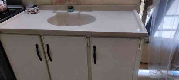 السلام عليكم
كاونتر المنيوم سوكي
مترين وملحق وسنكي متر و٢٠
سعره ١٥٠ وبي مجال قليل
مرمر صناعي وبي كسر من داخل الحوض والكاونتر الارضي نازل من النص يتصلح عادي *********** عنوان بابل ابو غرق
