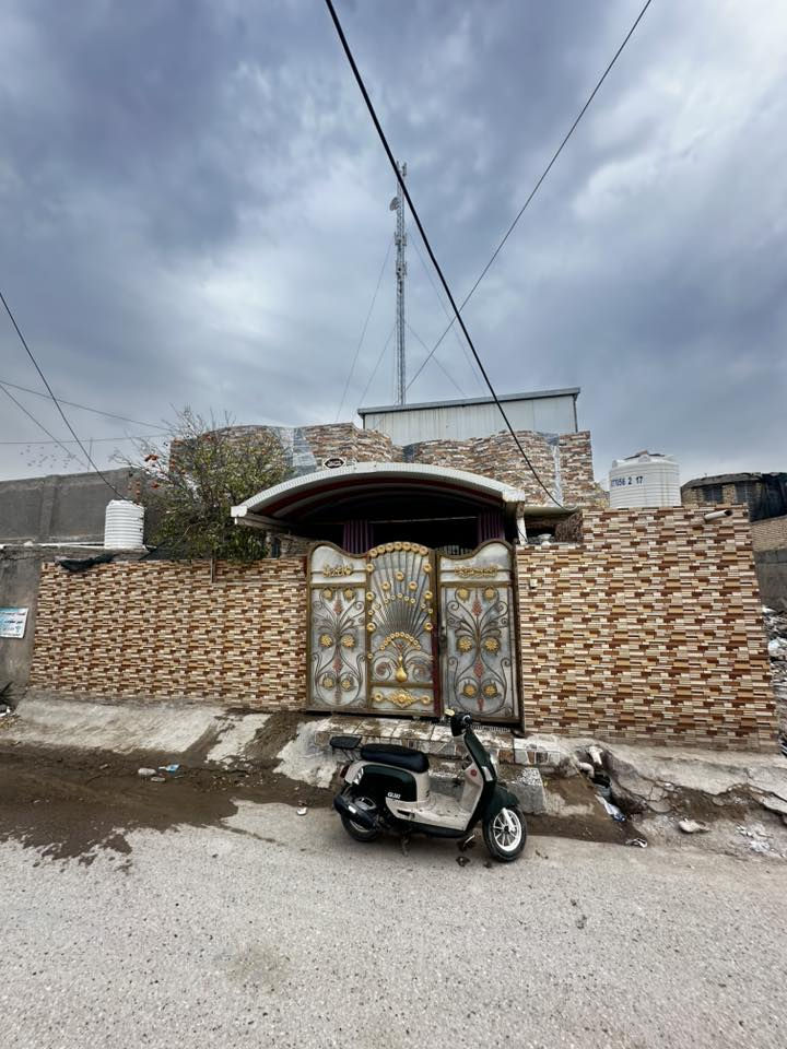 دار للبيع المساحه ٢١٠ يتكون من ٣ غرف نوم إستقبال وصاله ومطبخ صحيات داخليه وخارجيه العنوان حي الزهراء خلف معمل خشب بهاء عيدان قرب فرن الصمون شارع تبليط مجاري للإستفسار الإتصال عالرقم *********** علماً الدار فارغ حالياً
