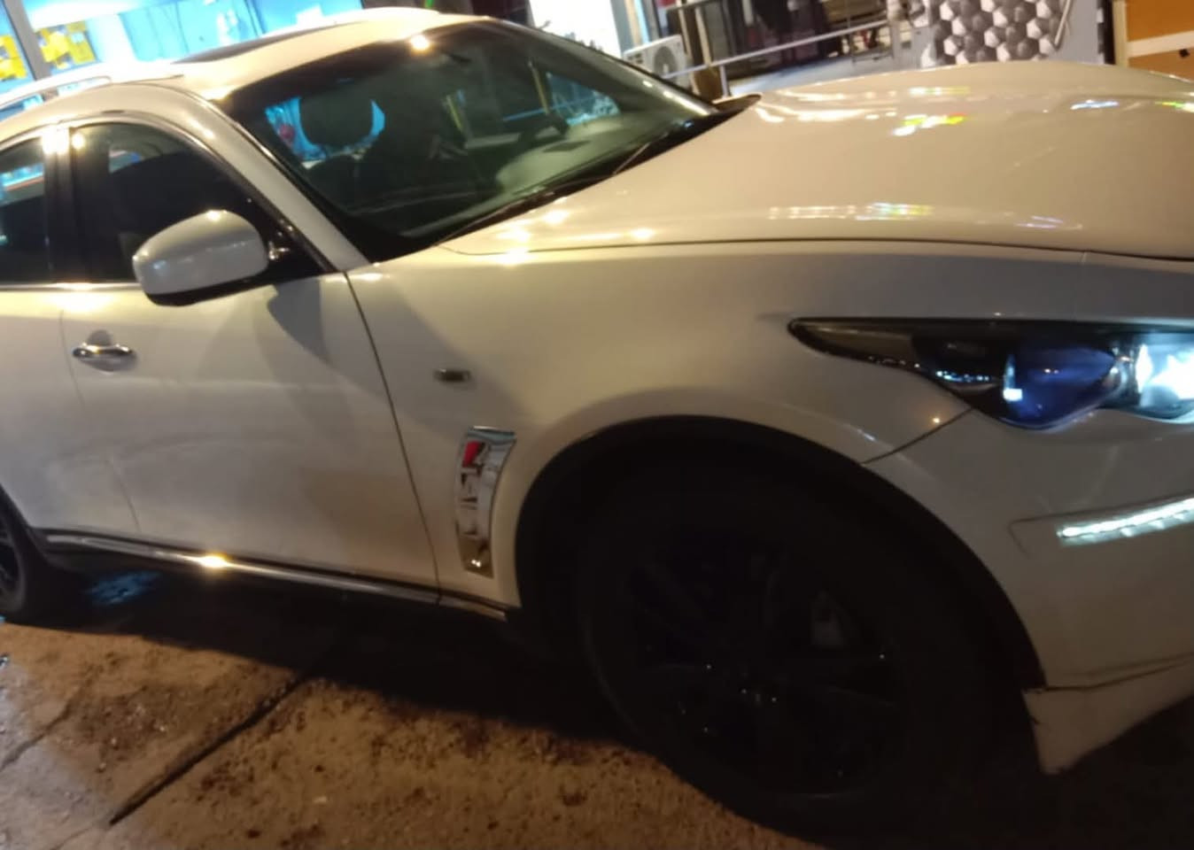 انفنتي FX 35

لون ابيض لؤلؤي 
موديل 2012 خليجي 
رقم اربيل بأسمي موجودة السيارة ببغداد

فول مواصفات مابيها اي نقص 

كير اوتو -عادي- رياضي
دخول بصمه
بصمه تشغيل 
فتحه /سلايد روف
كشنات جلد
كشنات اماميه كهرباء 
كشنات تدفأة وتبريد 
كشن سايق ذاكرة خزن (ميموري)
صندوگ كهرباء شفط 
دفع رباعي 
داخل بيجي  
كاميرات عدد 4  
بصمات عدد 2
تحكم ستيرن 
مري قلاب 
لايت زنون 
ستيرن كهرباء
تخم تاير جديد 
ويل اصلي  

بيها حادث ببغداد تبديل باب السائق جديد 
السياره نظيفة جدا جدا على ايدي مابيها اي نواقص 

رقم شمالي بأسمي تحويل ثاني يوم  

السعر 120$ بيها مجال بسيط 

العنوان بغداد / السيدية   

هاتف ‭ ‭0777 965 3979‬
