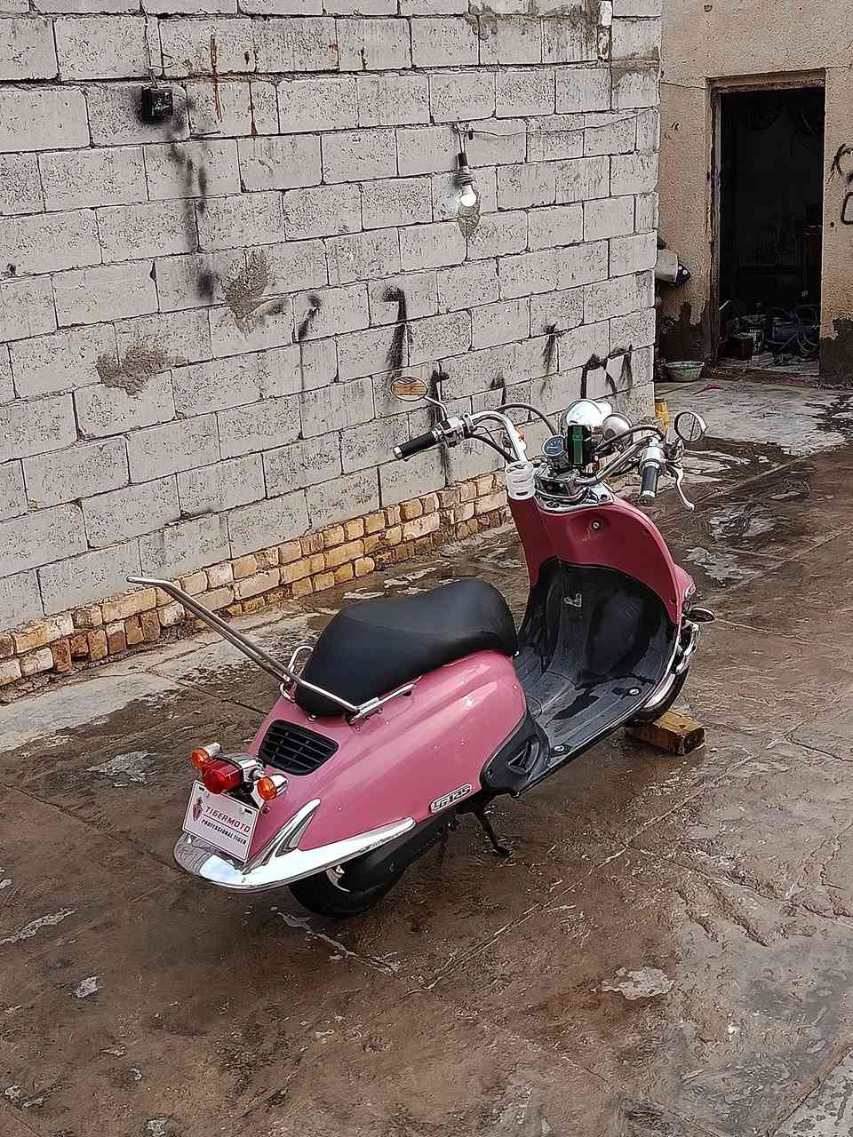 السلام عليكم (دراجة جوكر للبيع)
شغالة سلف مكينة ناعمة جداً 
كهربائيات كلهة شغالة كيج مال سرعة شغال 
لدراجة جاهزة من كلشي 
لسعر ٨٥٠ وبيعة مجال 
مكاني ديوانية حي فرات
لرقم ***********
