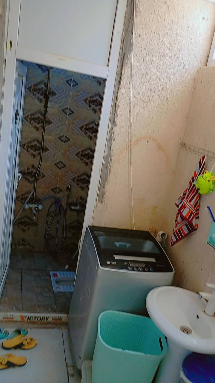 السلام عليكم
دار. للبيع  مساحة ٥٠ متر طابق ونص سند ٢٥ طابو زراعي 
الطابق الارضي صب كونكريت وكله سقوف ثانويه يحتوي على طرمة ومطبخ وصاله ٦× ٤ ومنور وصحيات ومخزن صغير بالمنور 
الطابق الثاني صب كونكريت يحتوي على غرفة نوم ٤×٤ وملحق وحمام وسطح 

العنوان / كربلاء حي الكرار مقابل حي الإمام علي (ع) مقابل مستشفى الكفيل قريب من طريق الزوار كافة الخدمات متوفره 
علماً أن الكاونتر وغرفة نوم والثريات يبقن للمشتري 
للاستفسار الاتصال على الرقم ***********
