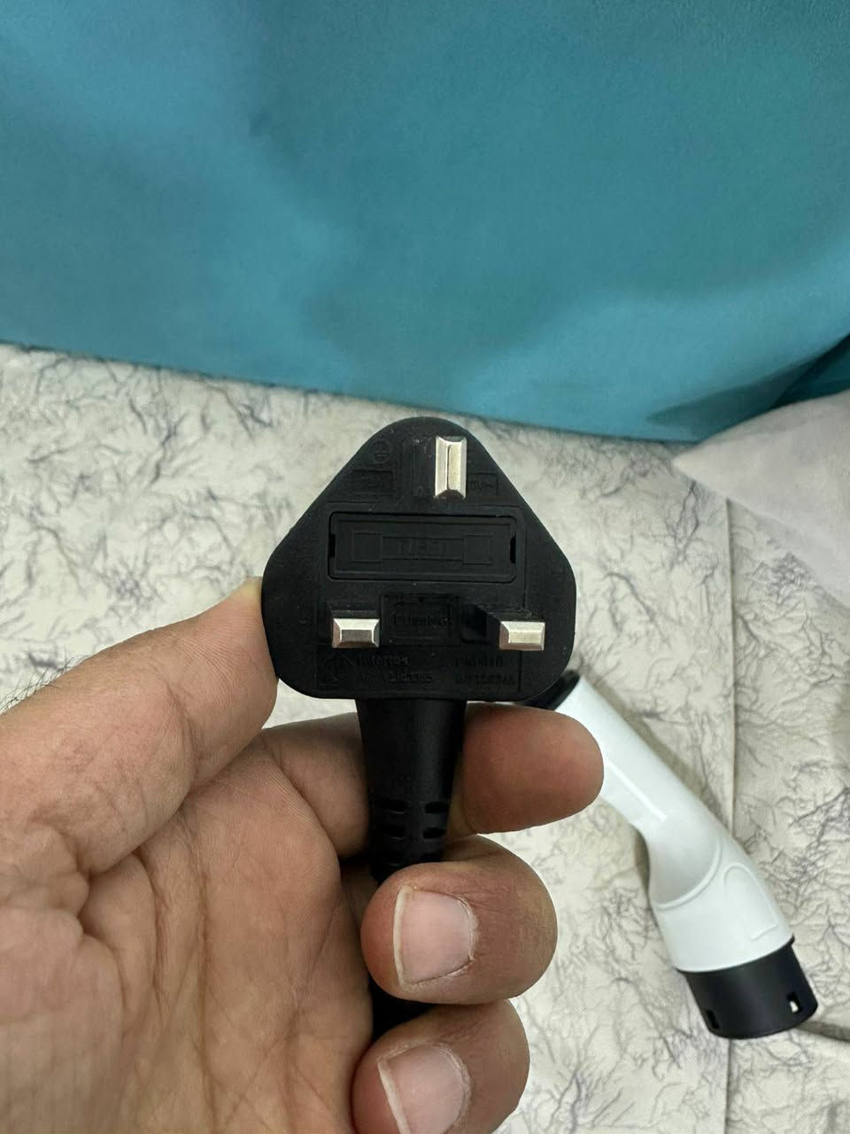 اخوان عندي هاي الشاحنه للبيع اصليه وثكيله وكيبلهه طويه وبيهه شاشه وتتحكم بالامبير وتوقتهه وتقيس الفولت والامبير وتدعم لحد 3KW
اريدهه نهايتهه 75 الف 
***********
