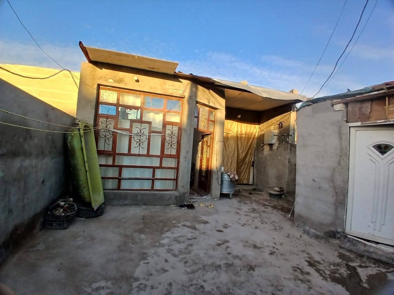 سلام عليكم بيت لبيع منطقه كلغوليه يم جسر دياله جديدد يم جامه الامام علي قريب عله شارع مساحته 200 بيت خير من الله وستفسار عله هذه رقم***********
