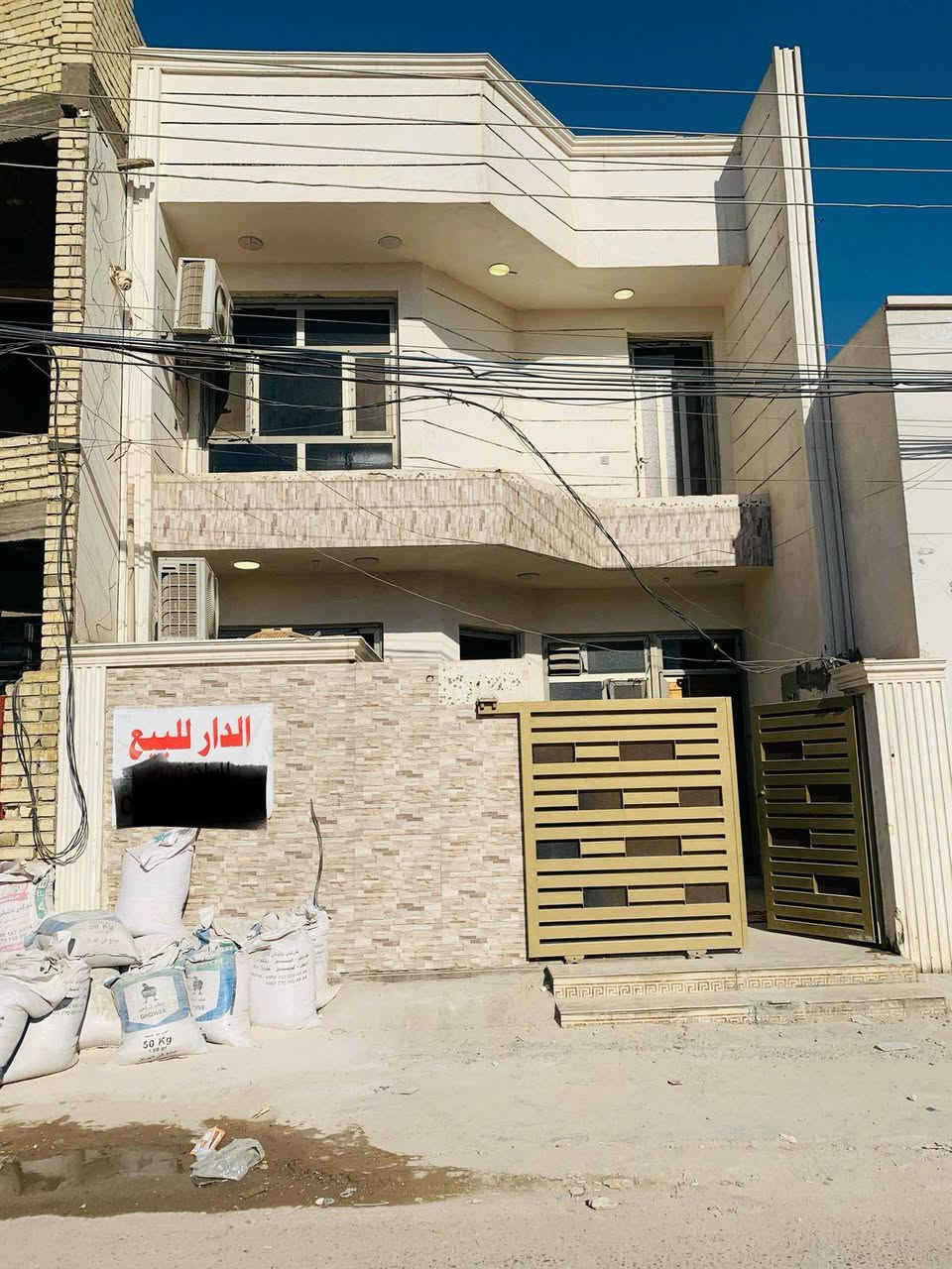 سلام عليكم بيت البيع مساح 100م واجهيه 6ونص ونزال 16 يحتوي ع استقبال ومطبخ وغرف وفوك 2غرف وصحيات العنوان البعيثه سلطان شارع مقابل مول القاسم استفسار اتصال ***********
