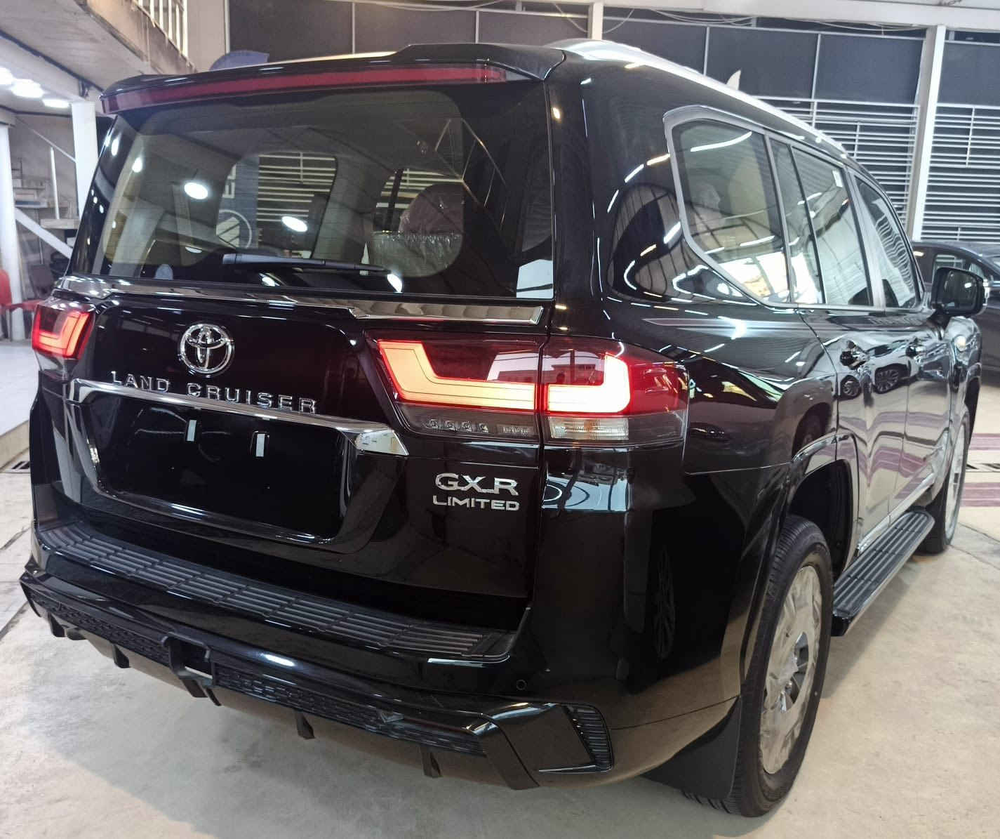 السلام عليكم
( عرض خاص على الاندكروز GXR لمتدد  ) 
تتوفر سيارات لاندكروز GXR لمتدد خليجي زيرو فل مواصفات 2024 رقم بغداد للبيع فقط تحويل مباشر باسم المشتري
انتبه
السيارة خليجي زيرو غير مستعملة 0كم 
السعر
105،500،000 مليون مع الرقم بغداد
او
74,000 $ ٧٤٠ ورقة مع الرقم بغداد ثاني يوم تحويل ارخص سعر وبالخير على المشتري

فتحة سقف سلايد بصمة تشغيل عن بعد شاشة كبيرة لمس نفكيشن كاميرا خلفية دوارة من اصل ٤ كاميرات تحكمات فل بالستيرن وكروز سرعة بلوتوث وحاكية ٨ ايرباك شاحن موبايل واير ليس دشبول ديجيتال ثلاجة وسطية داخل صاج هاند بريك بصمة مانع انزلاق وانحدار اوتو هولد كشنات جلد اصلي وتبريد كشنات ٢ كرسي كهرباء تبريد شاشة لمس ثلاث قطع ٧ راكب برده خلفية للحقائب فتح وغلق الصندوق كهرباء وذكي اشارة بالمري وغلق كهرباء وترحيب شاشات بالكشنات الخلفيه اصليه انارة ليزيريه بالابواب انارة اوتو وزنون ولد نهاري زنون بالشباك الامامي بك لايت لد وزراك لايت حساس امامي وخلفي اصلي وحساس اطارات وحساس مطر سستم صوت
ABS  AUX  USB  GPS
2 بصمة تشغيل عن بعد ٥ ويل كب حجم 20 استيل محرك 6 سلندر حجم 4000 كير اوتوماتيك والشراي يتصل على رقمي مع تحياتي السعر ثابت 

***********

بغداد الوزيرية معرض الزبون مجاور المجمع العلمي العراقي قرب تقاطع جامع النداء
