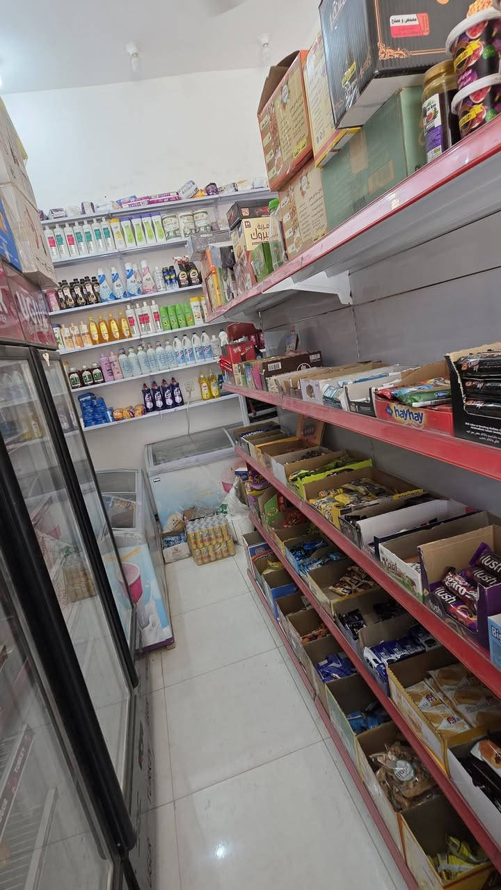 اسواق كامل للبيع حي الشهداء الاول
متكول من 5 عارضات ايكور جديده +2 مجمده بطحيه ايكور 
سبلت جديد جام خانه وسقيفه كامل للتواصل ***********
