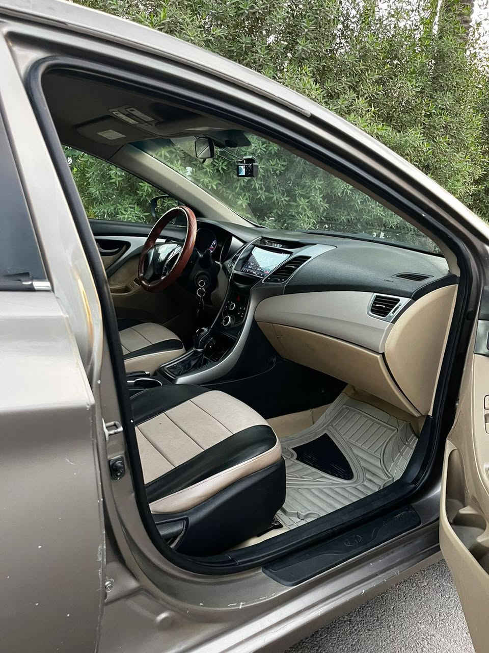 السلام عليكم
النترا ٢٠١٥ بغداد سنويه لل٢٠٣٠
عميه 
كير محرك تبريد تدفئه 
تخم تاير حداديه جديدة
حادثها تبديل جاملغ عكس السايق 
100وبيها مجال 
***********
