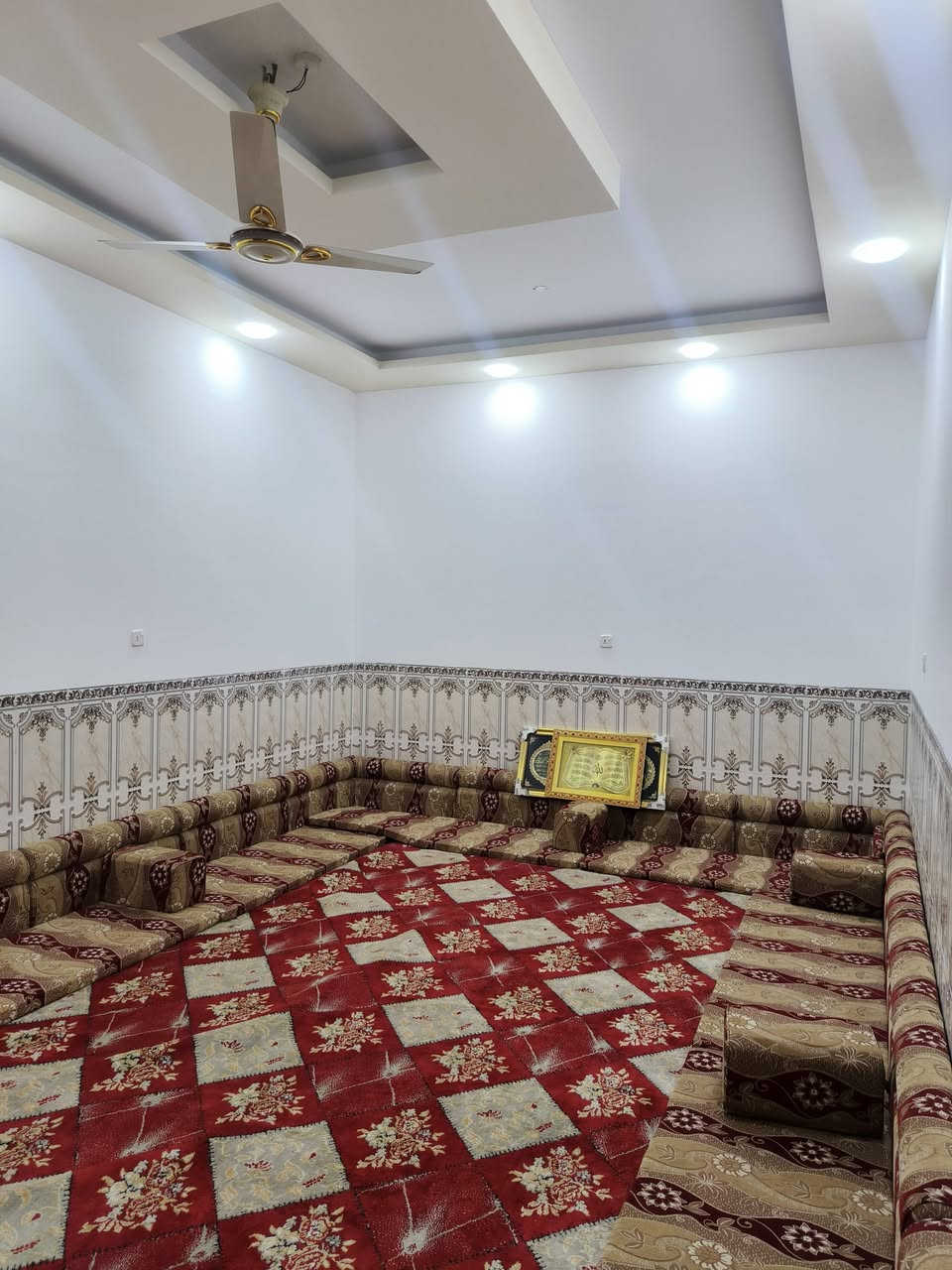 أسعد ألله أوقاتكم بكل خير🌹
الاتصال ***********
🔊 أعلان عرض أليوم أروع مايكون وبسعر مناسب ♦️

أرض مع دار سكن روعه
ألمساحه الكليه ( دونمين 5000 ألف متر )
على شارع 11 متر تبليط ( واجه لارض على شارع 60 متر مسيجه وكامله شقل درجه أولى ) 

تحتوي على دار سكن مساحة البناء 350 م
أرض مزروعه وكامله ومرتبه
على نهر جاري
جميع الخدمات متوفره ⚡

محتويات الدار ⬇️
كراج واسع + ديوان 
صاله ضيوف + موزع غرف
غرف نوم عدد 3 + مطبخ
صحيات خارجيه وداخليه

والبيت شقل درجه أولى 👍

نوع العقار : طابو ملك صرف تحويل بأسم المشتري
العنوان : البصره أبي الخصيب السبيليات شرقيه 

الاتصال ***********
