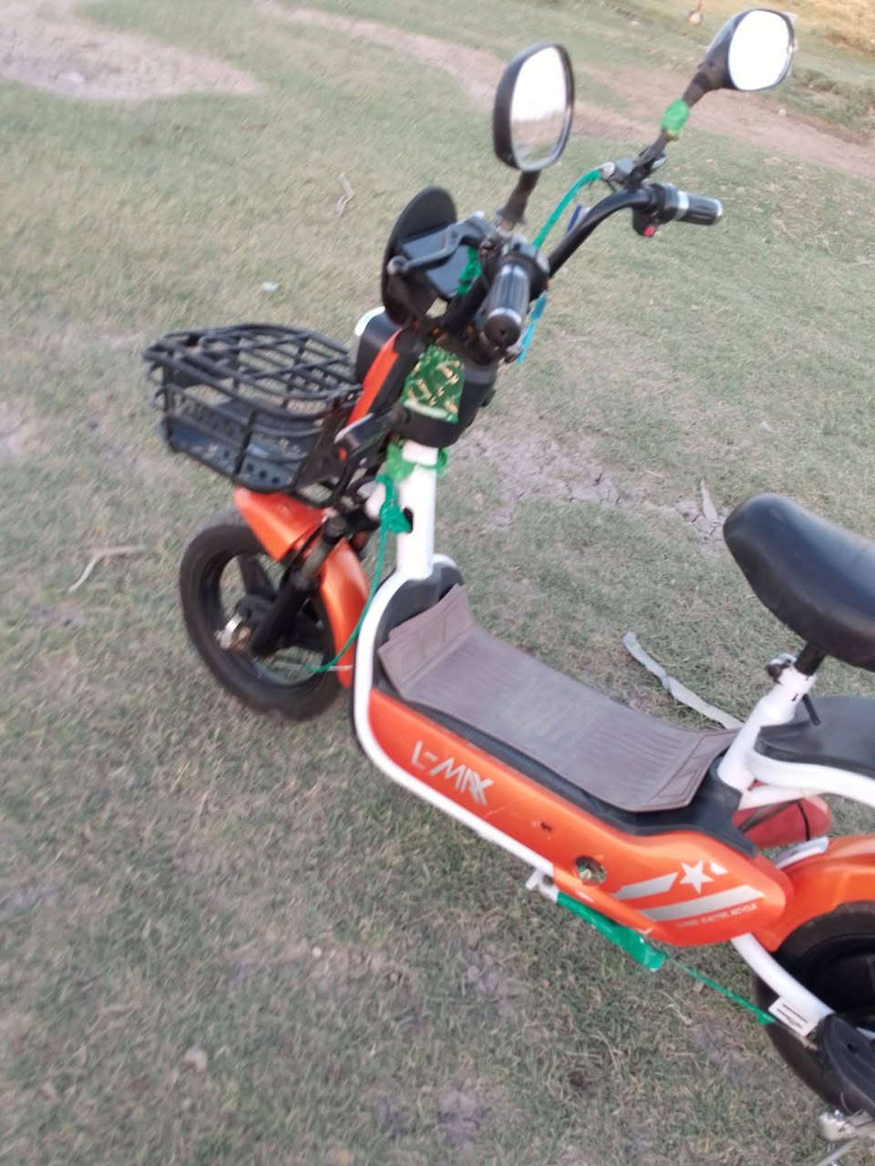 السلام عليكم دراجة شحن حجم 14 كهربائيات كلهه شغاله السرعه 14( دراجه شحن للبيع عطلانه)  وياه شحنه وسويچات 4 وبصمات 2 نتصل على هاذه الرقم *********** ///*********** المكان ذي قار
