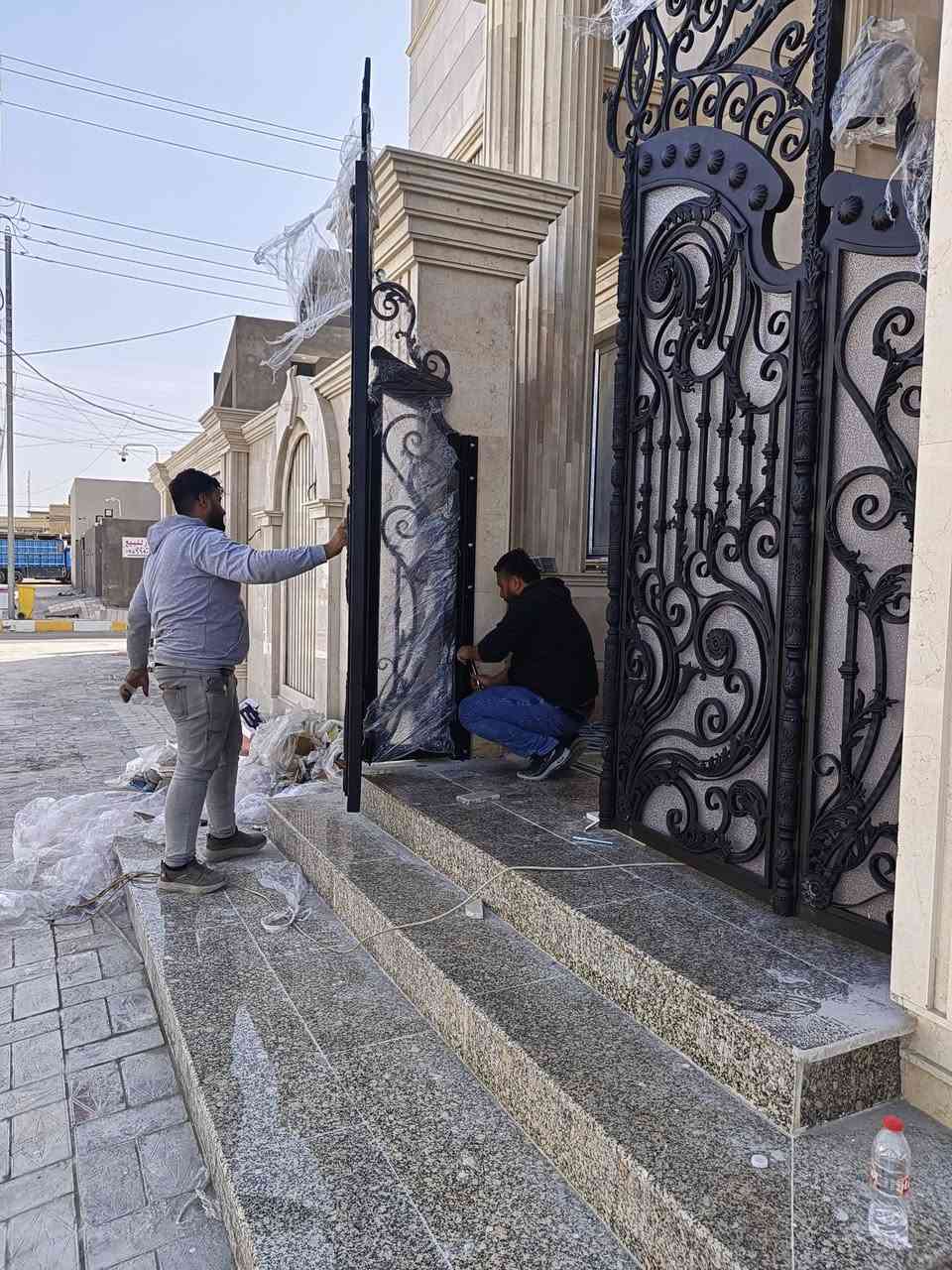 ✨ باب ملكي… من أجمل ما يكون ✨
فخر الصناعة العراقية اليدوية من معمل حدادة تكوين
حيث نُصوغ الحديد في كل دقّة وإتقان،
لنحوّل القطعة إلى تحفة فنية تليق بواجهاتكم الراقية.

باب ملكي مع محجرات  يجمع بين:
🔸 جمال التصميم
🔸 قوة الحديد
🔸 روعة الحرفية العراقية الأصيلة

مع تكوين… نخلق أبوابًا ليست مجرد حديد،
بل هيبة، وفخامة، وهوية تُحكى في كل تفصيل.
للاتصال. ***********
