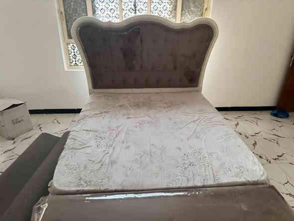 سلام عليكم غرفه نوم للبيع تتكون من ١١ قطعه الغرفه درجه اولى تجي تشوف بعينك مكفوله من كلشي وهاي الصور كبالك شوف 
للاستفسار ***********
