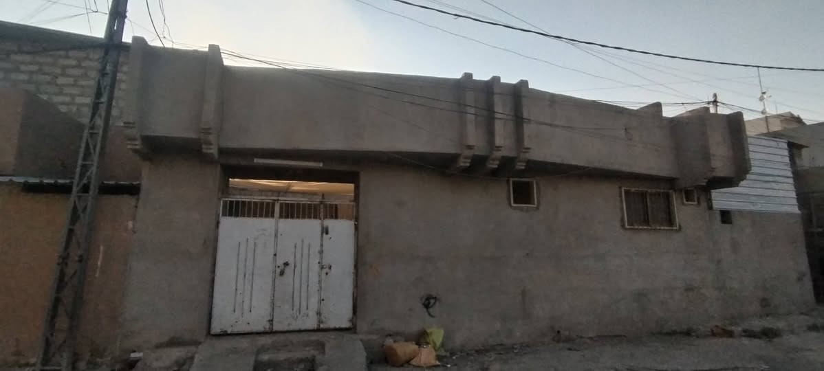 للبيع
يوجد بيت للبيع 
 المساحه 125 
الواجهه 12
المطبخ والحمام والواجهه بناء حديث 
والقسم الاخر قابل للسقوط 
موقعو جدا ممتاز 
قرب جامع محمود ال غريب 
قريب على شارع الروضه
 ايضا قريب على السايدين
للاستفسار التواصل على الرقم 
***********
