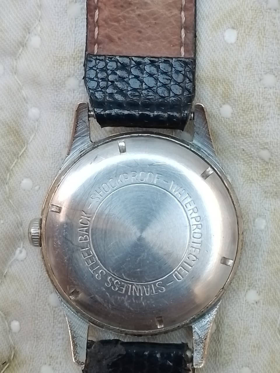 (اللهم صل على محمد وآل محمد) للبيع ساعتين بالدر عاطل فحم وساعة E BOREL.CO SPORT شغالة وقت مضبوط فنتج انتاج الاربعينات مطلع الخمسينات سعر خاص.


**إذا كنت صاحب هذا الإعلان وتريد حذفه لأي سبب، رجاءا أرسل رسالة إلى الدعم الفني**