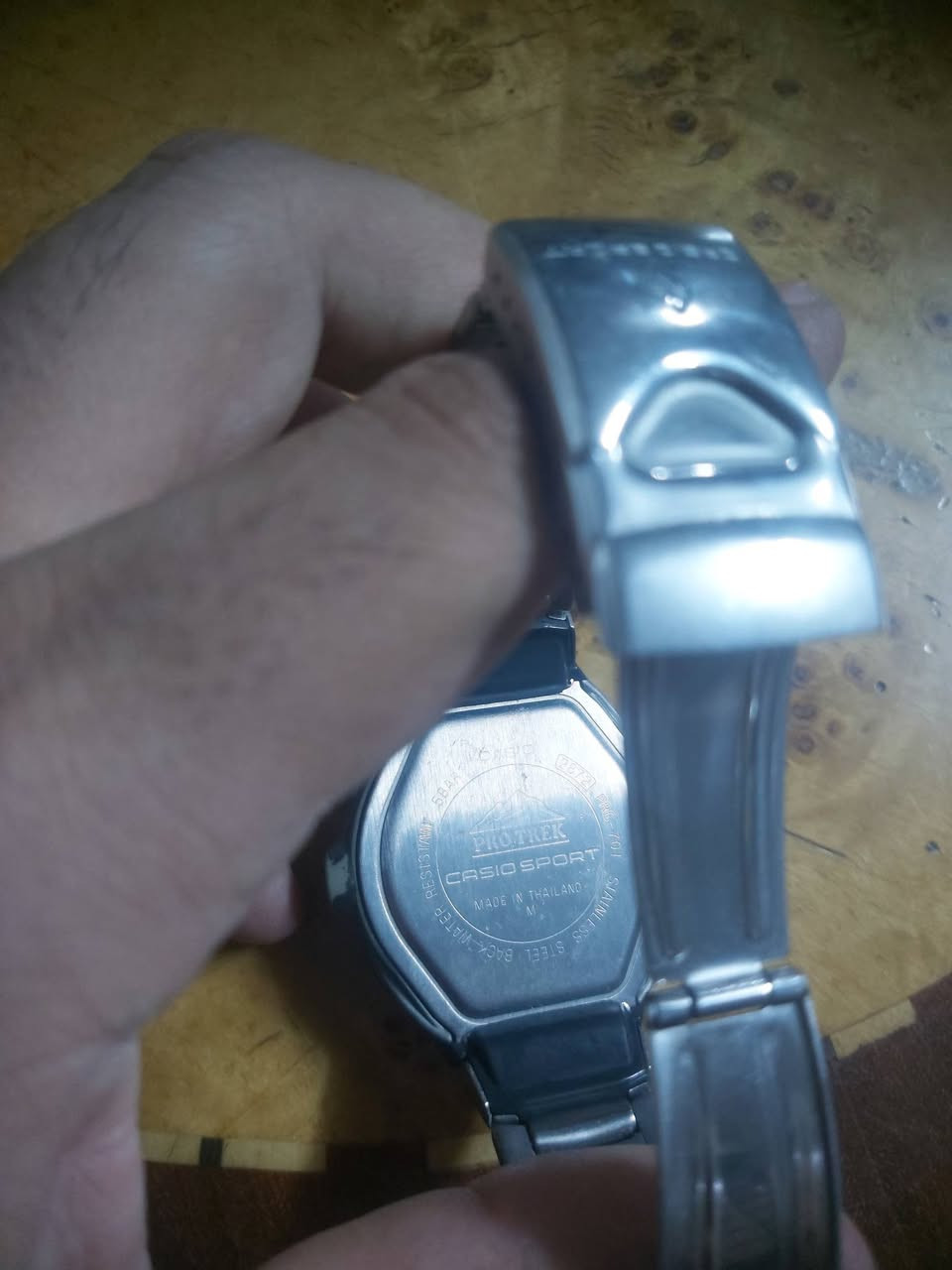 السلام عليكم
ساعه كاسيو بروترك اصلي نضافتها تامه 
               
     هذه ساعة Casio Pro Trek PRG-70T، وهي ساعة رقمية مصممة 
للأنشطه الخارجية وتتميز بسوار من التيتانيوم.
تتضمن الساعة تقنية Triple Sensor لقياس الاتجاه (البوصلة)، والضغط الجوي (البارومتر)، والارتفاع (الألتيمتر)، ودرجة الحرارة.تعتمد على الطاقة الشمسية (Tough Solar) للشحن، مما يلغي الحاجة إلى استبدال البطارية بشكل متكرر.تتميز بمقاومة للماء تصل إلى عمق 100 مترًا (5 ATM).
سعر الساعه 100
يوجد توصيل


**إذا كنت صاحب هذا الإعلان وتريد حذفه لأي سبب، رجاءا أرسل رسالة إلى الدعم الفني**