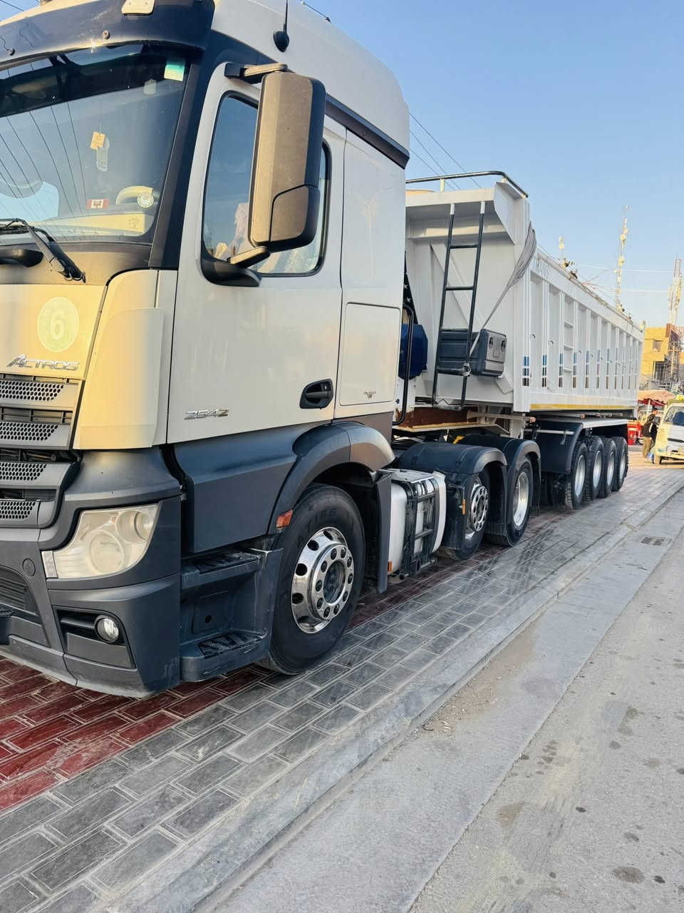 السلام عليكم 
للبيع اكتروز وحش موديل 17 سنگل امامي حجم 42 مواصفات / حساس رادار / ريتايدر/ ثلاجه/ كامره / مربوطه قلاب اربع دناگير عربانه 32 متر 2026 /رقم اربيل بأسمي تحويل مباشر مكان السيارة  كربلاء 
السعر اتصال ع الرقم ***********  للمعلومات غير متواجد على الفيس مكلف بالنشر
