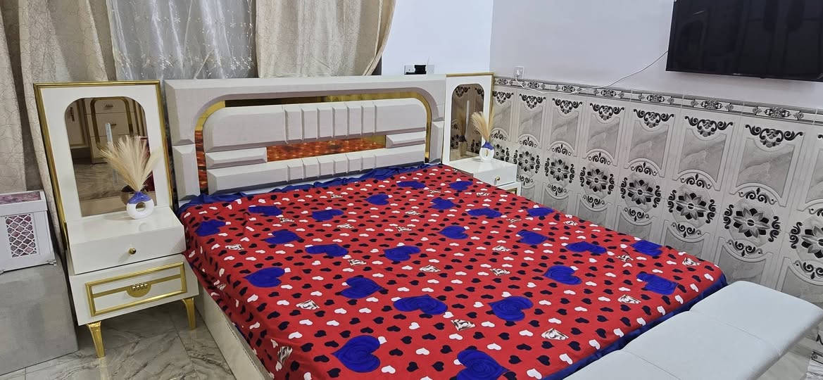 السلام عليكم غرفة اخشاب تركيا رزنة درجة اولى لون ابيض 10 قطع فقط منصوبة صار شهر من اخذتها مكاني بغداد سعر 1549 وبيها مجال *********** واتساب .
