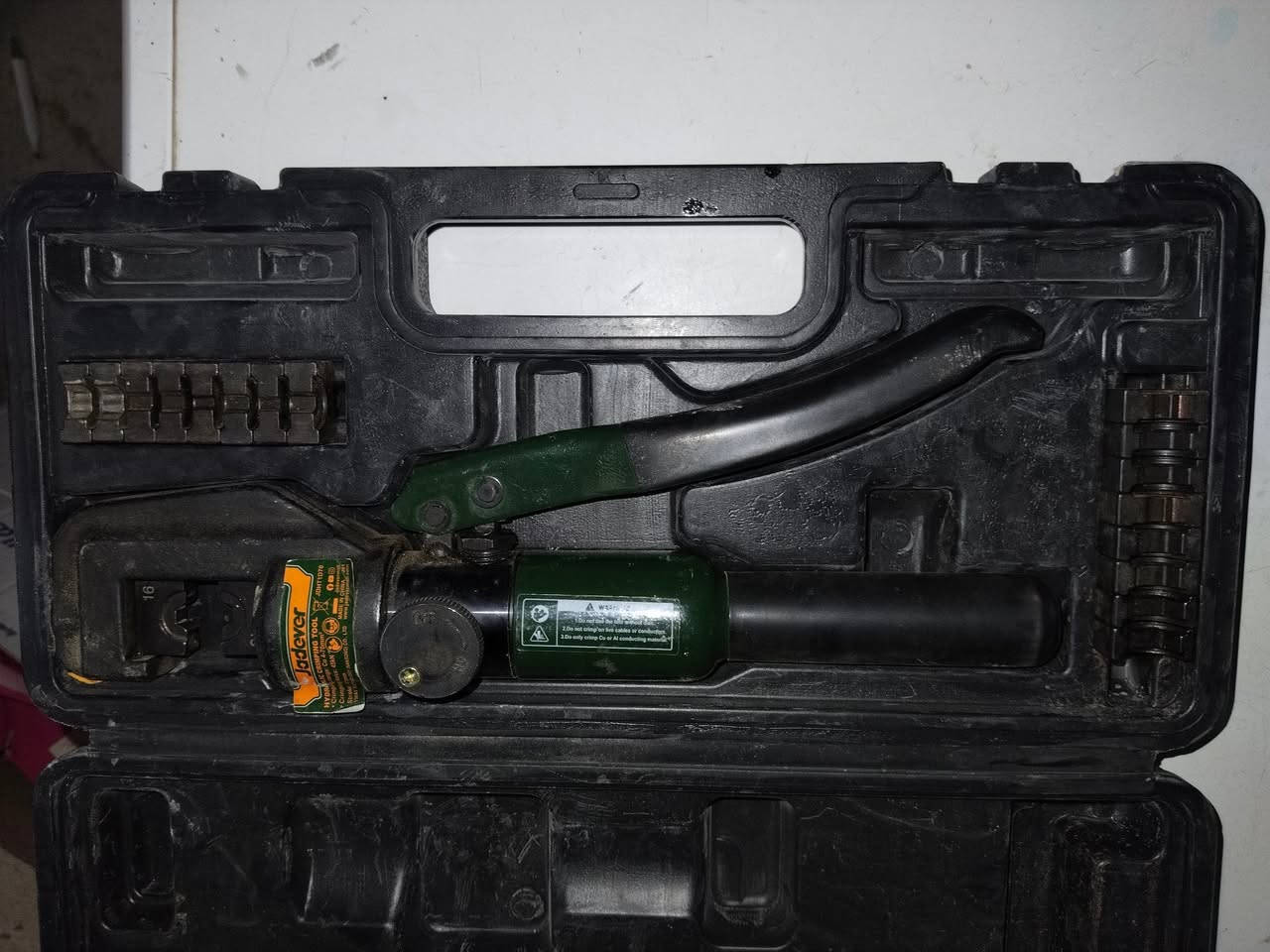 درج حديدي ٨بايه ثقيل شبه الجديد مع دريل همر انجيكو ١٨٠٠ جديد مع كابسة ترامل جيدافور هيدروليكية تكيس لحد ٧٤ جديده الأغراض رايدهن ٢٠٠ الاتصال *********** بي واتساب
